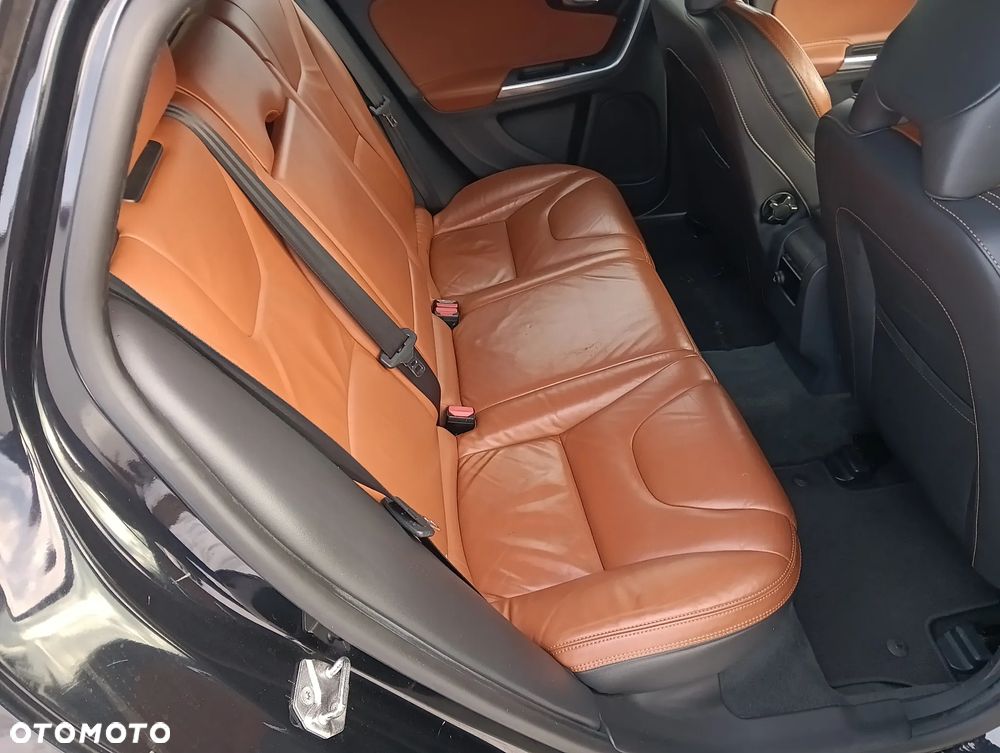 Volvo V60 D6 AWD Plug-in Hybrid R-Design Momentum - 36