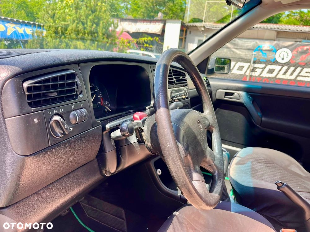 Volkswagen Golf 1.6 CL - 23