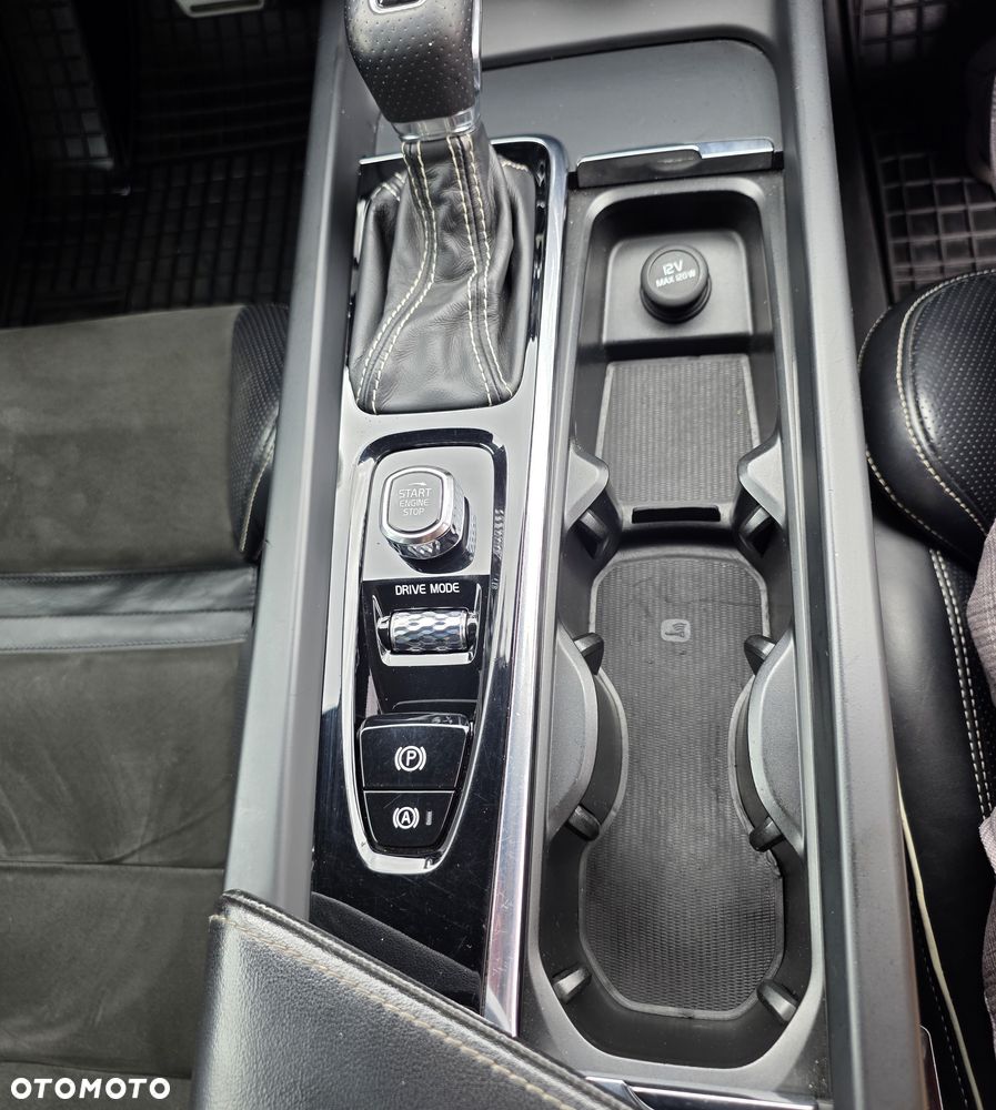 Volvo XC 60 D4 AWD Geartronic RDesign - 17