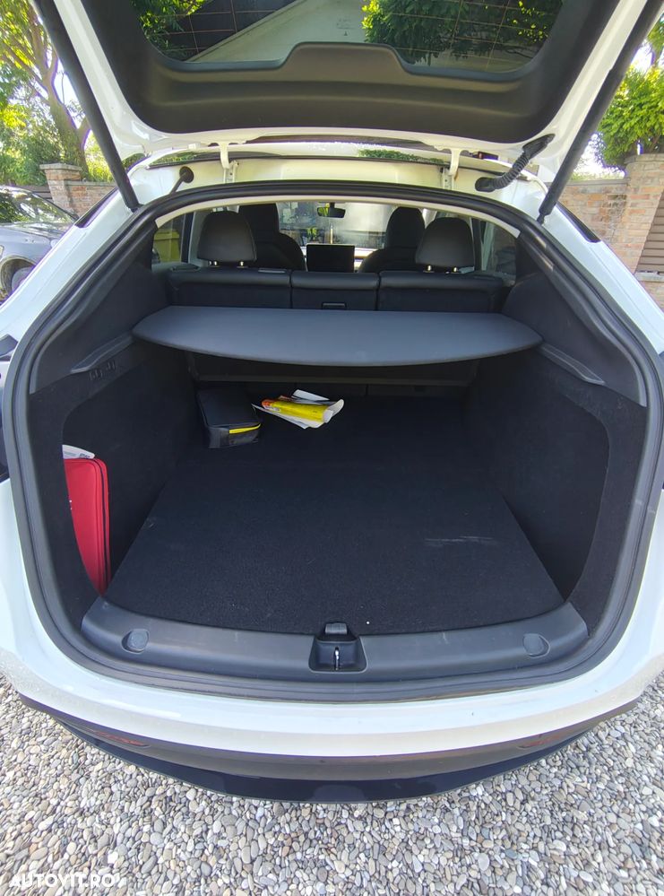 Tesla Model Y - 8