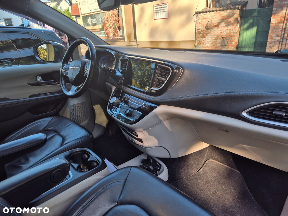 Chrysler Pacifica 2021 photo 2
