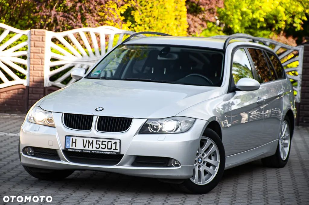 BMW Seria 3 318i Touring - 1
