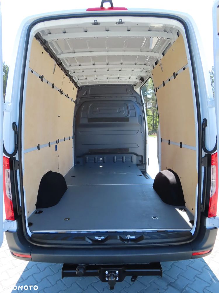 Mercedes-Benz Sprinter 317 CDI 170 KM 9G-Tronic Automat Model 907, L2H2 Furgon Blaszak, Wysoki Dach, 5932 mm Dł, FULL LED, HAK 3500 Kg, Rozstaw Osi 3665 mm, Ładowność 1174 Kg, WZMACNIANY,  Stan Wizualny I Techniczny NOWY Tak Jak Z Taśmy Produkcyjnej Gotowy Dostępny OKAZJA POLECAM - 19