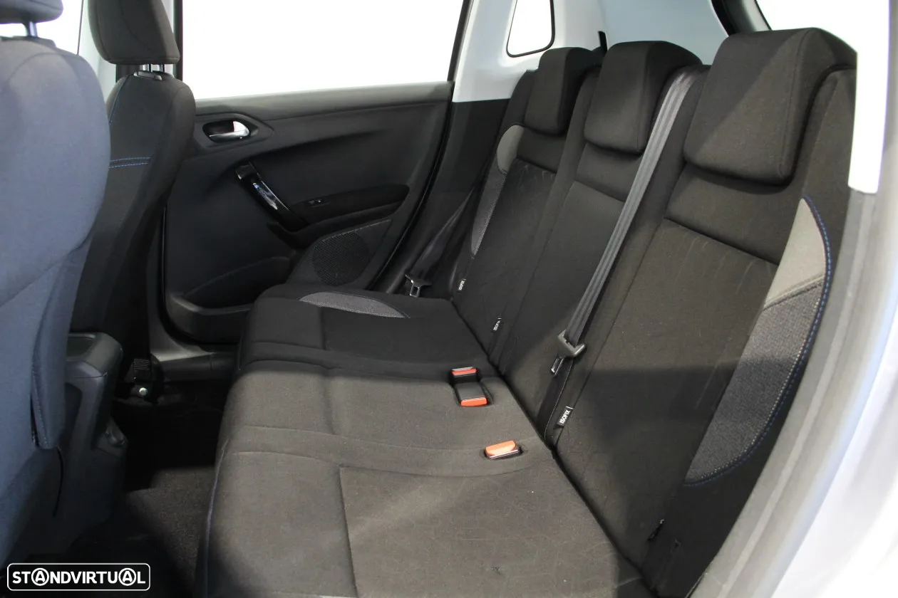 Peugeot 2008 1.2 PureTech Signature - 29