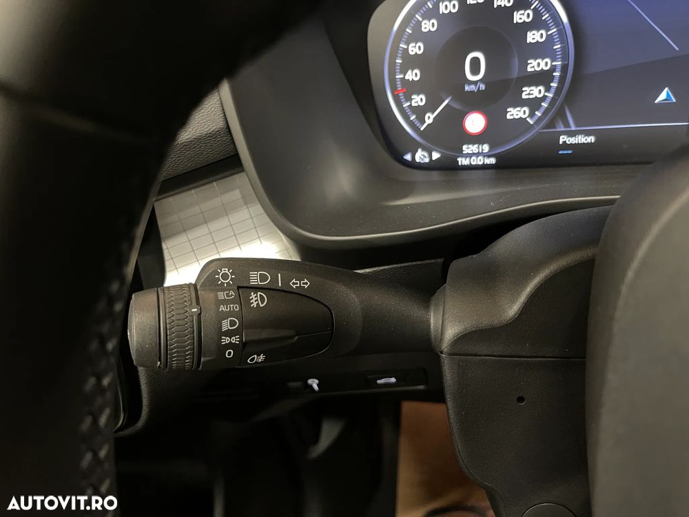 Volvo XC 40 B4 AT8 AWD Mild Hybrid Momentum Pro - 26