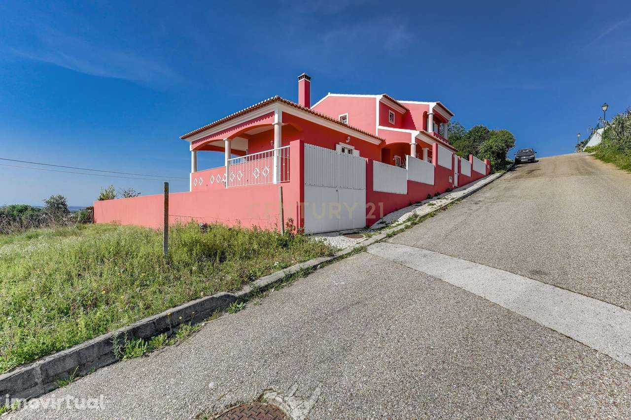 Moradia T5 Isolada na Chamusca – Vista Desafogada para o Campo! - Grande imagem: 3/50