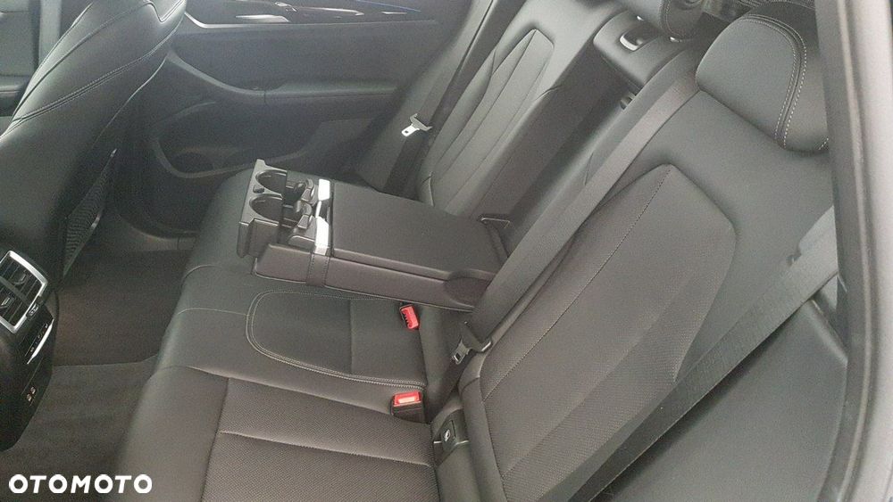 BMW iX3 - 16