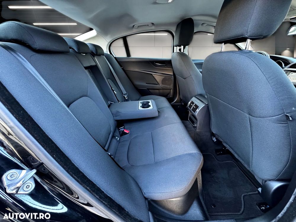 Jaguar XE 2.0 Prestige - 8