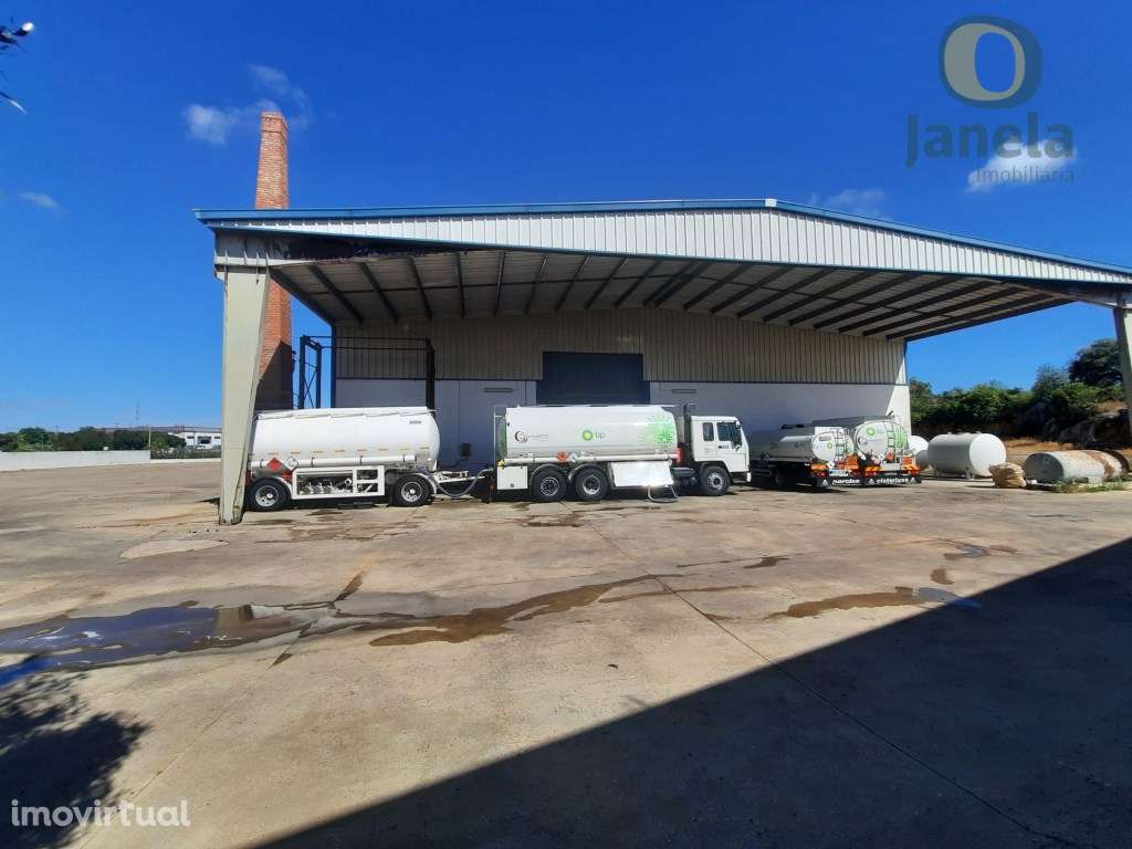 Fábrica com 2310 m2, com armazém, balneários, refeitório, em zona i... - Grande imagem: 2/22