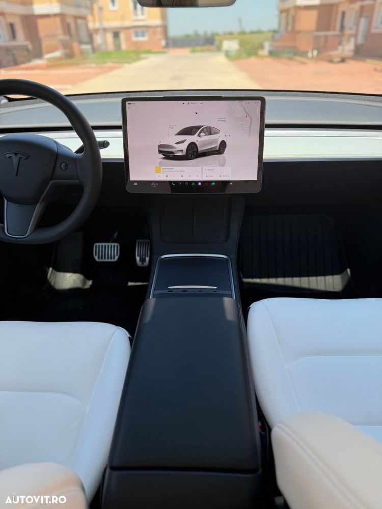 Tesla Model Y - 8