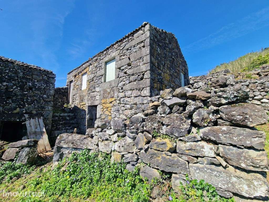 Imóvel com traça tradicional e potencial único na costa sul da Ilha... - Grande imagem: 3/15