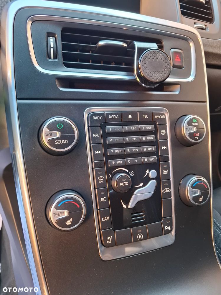 Volvo V60 D4 Momentum - 24