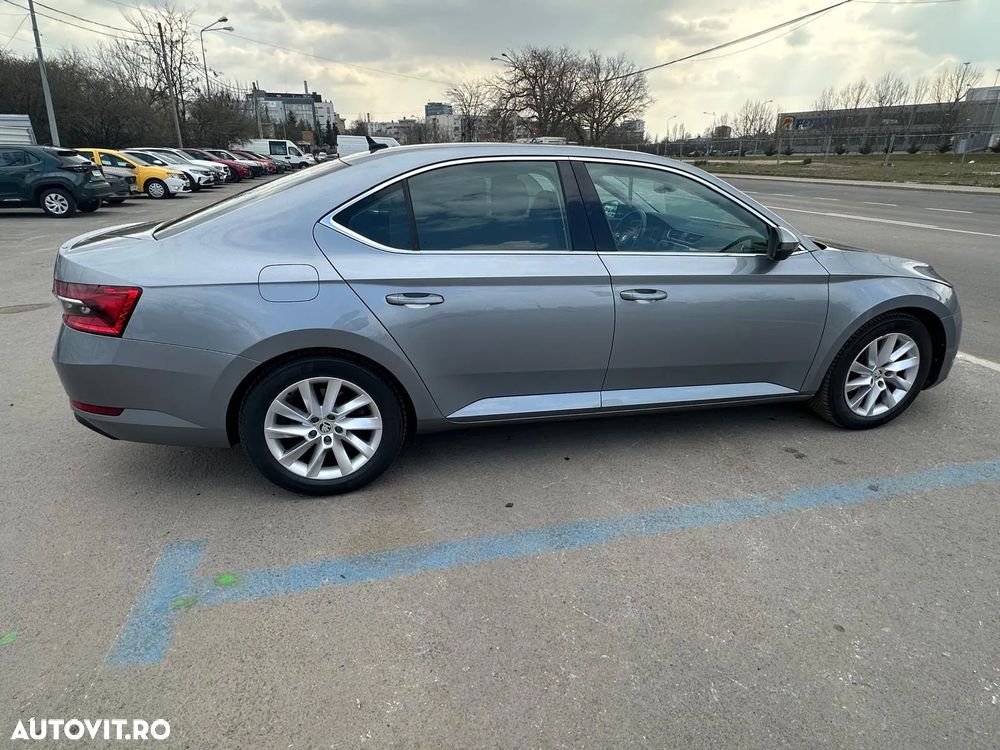 Skoda Superb 2.0 TDI DSG Ambition - 4