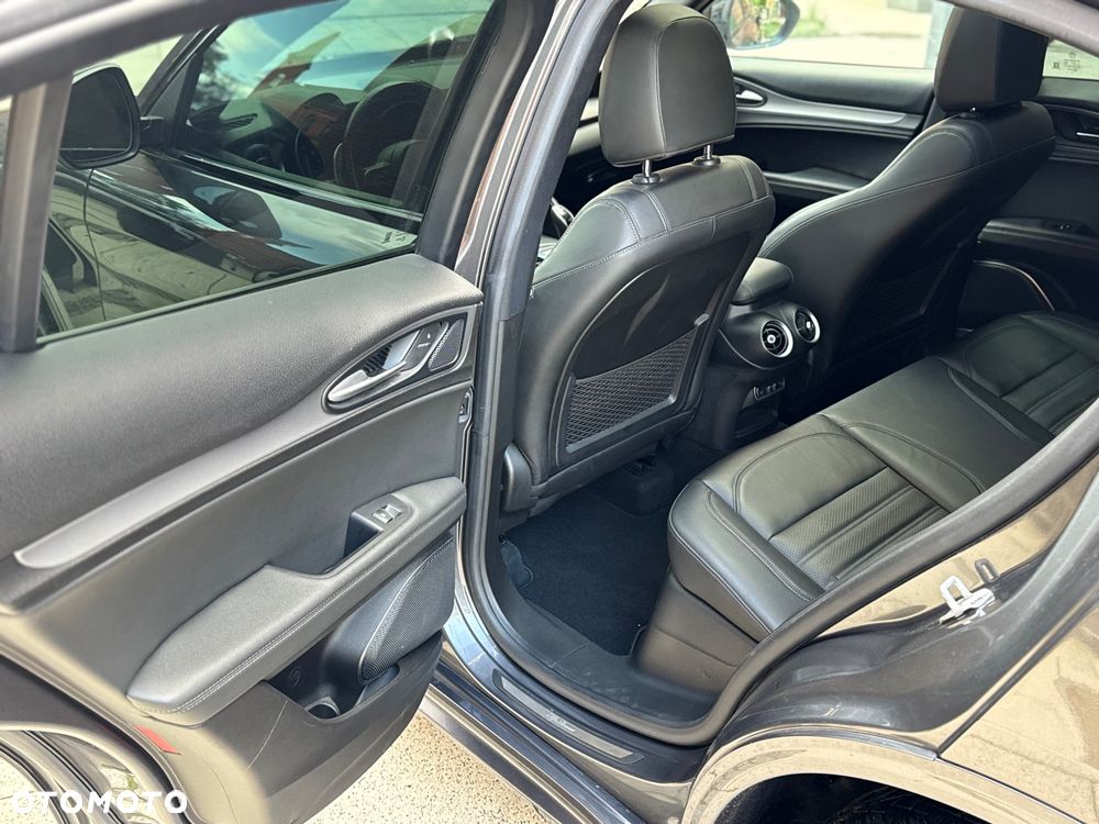 Alfa Romeo Stelvio - 13