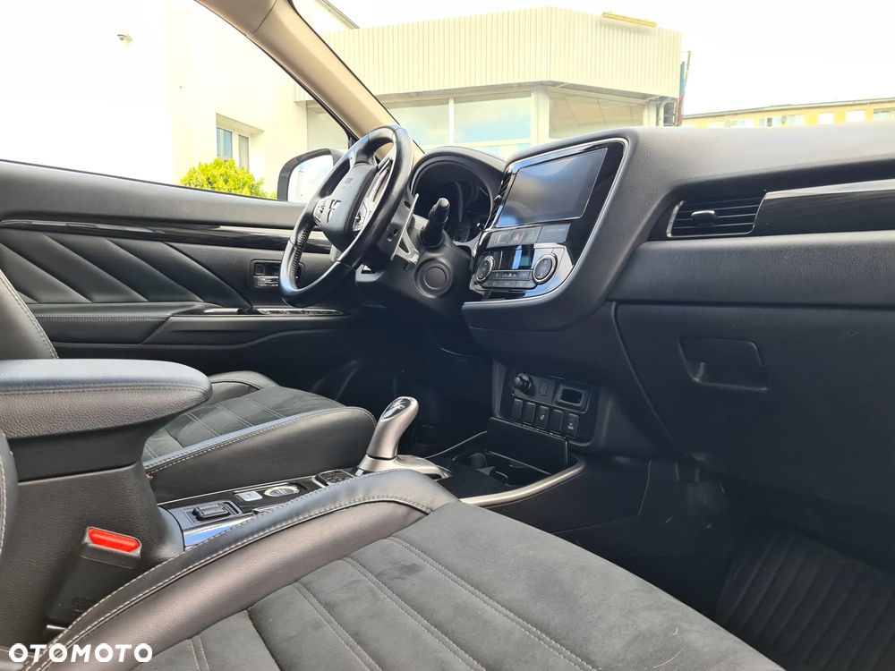 Mitsubishi Outlander 2.0 4WD Plug-In Hybrid Plus - 32