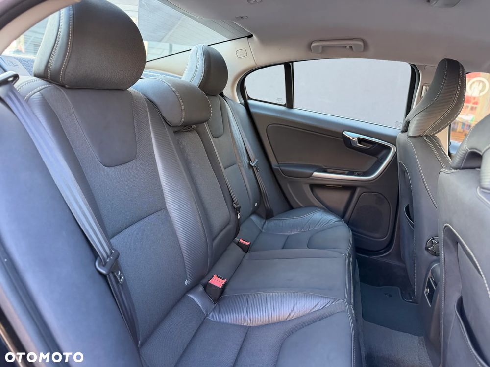 Volvo S60 D4 R-Design - 30