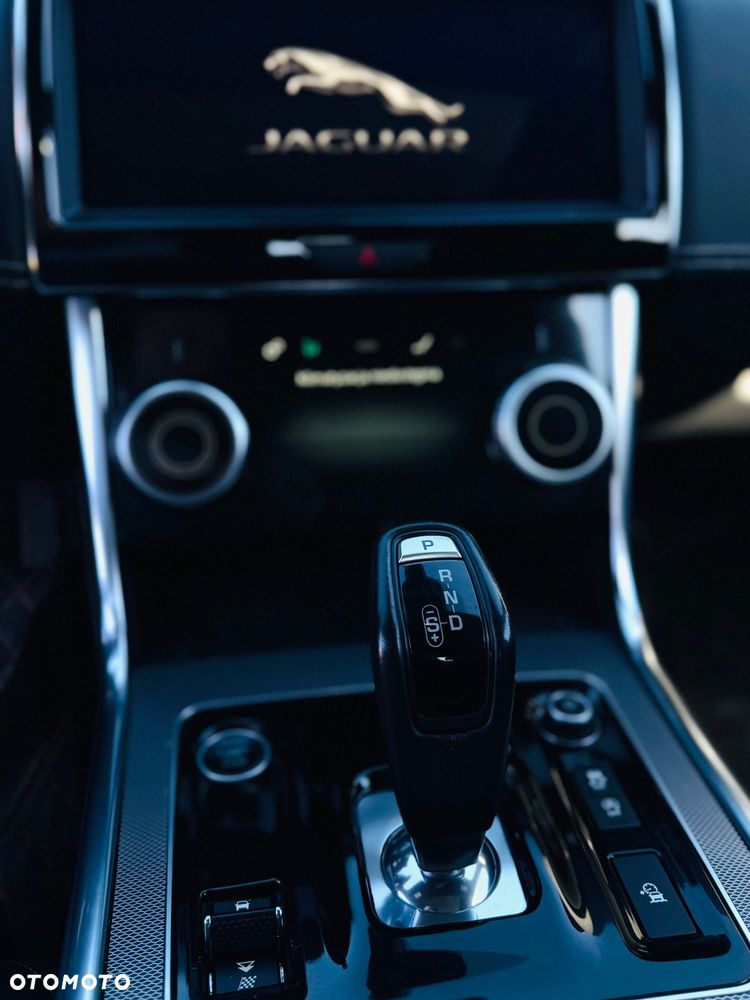 Jaguar XE 2.0 P300 AWD R-Dynamic S - 14