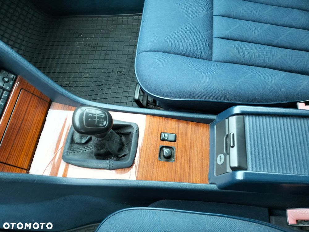 Mercedes-Benz Klasa E 200 T - 22