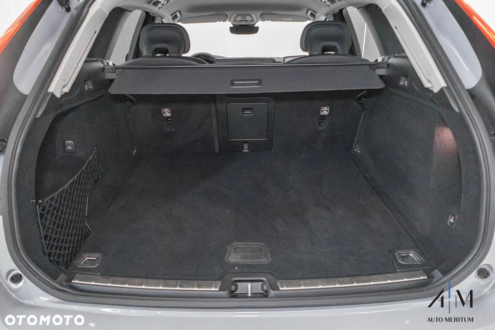 Volvo XC 60 B4 D AWD Plus Dark - 32