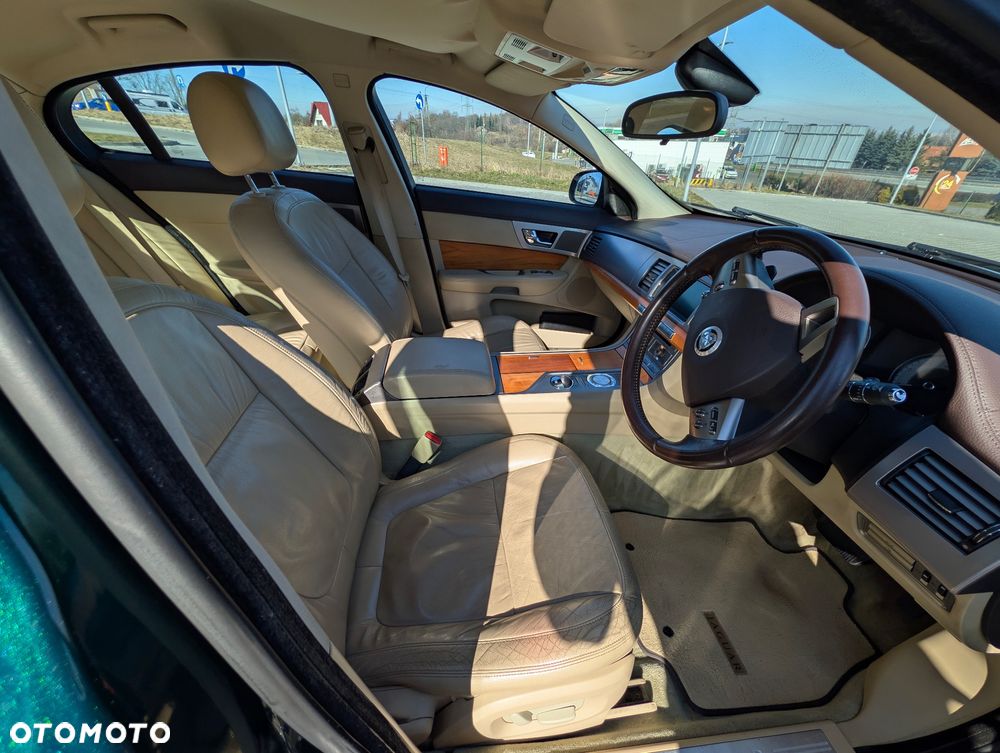 Jaguar XF 2.7 V6 D Luxury - 17