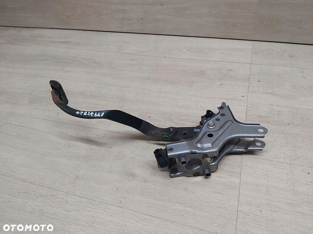 Toyota Corolla E15 pedał sprzęgła czujnik - 2