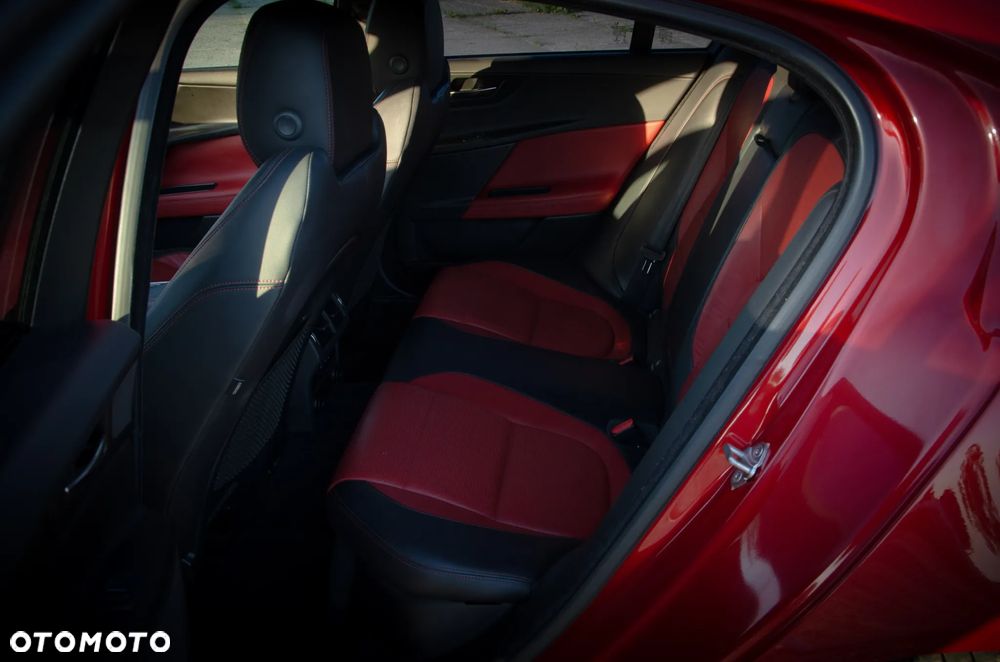 Jaguar XE - 12
