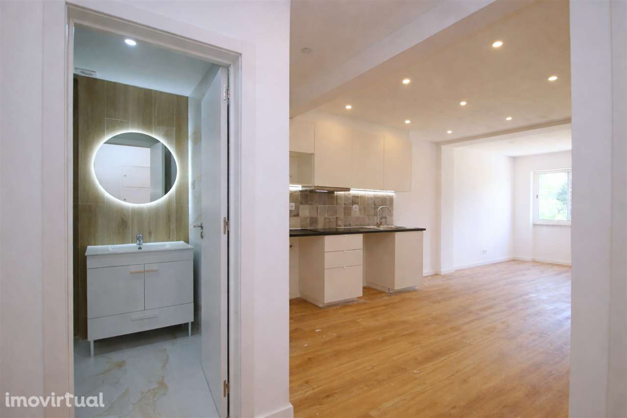 Apartamento T2  remodelado c/Logradouro Mem Martins Mercês - Grande imagem: 4/29