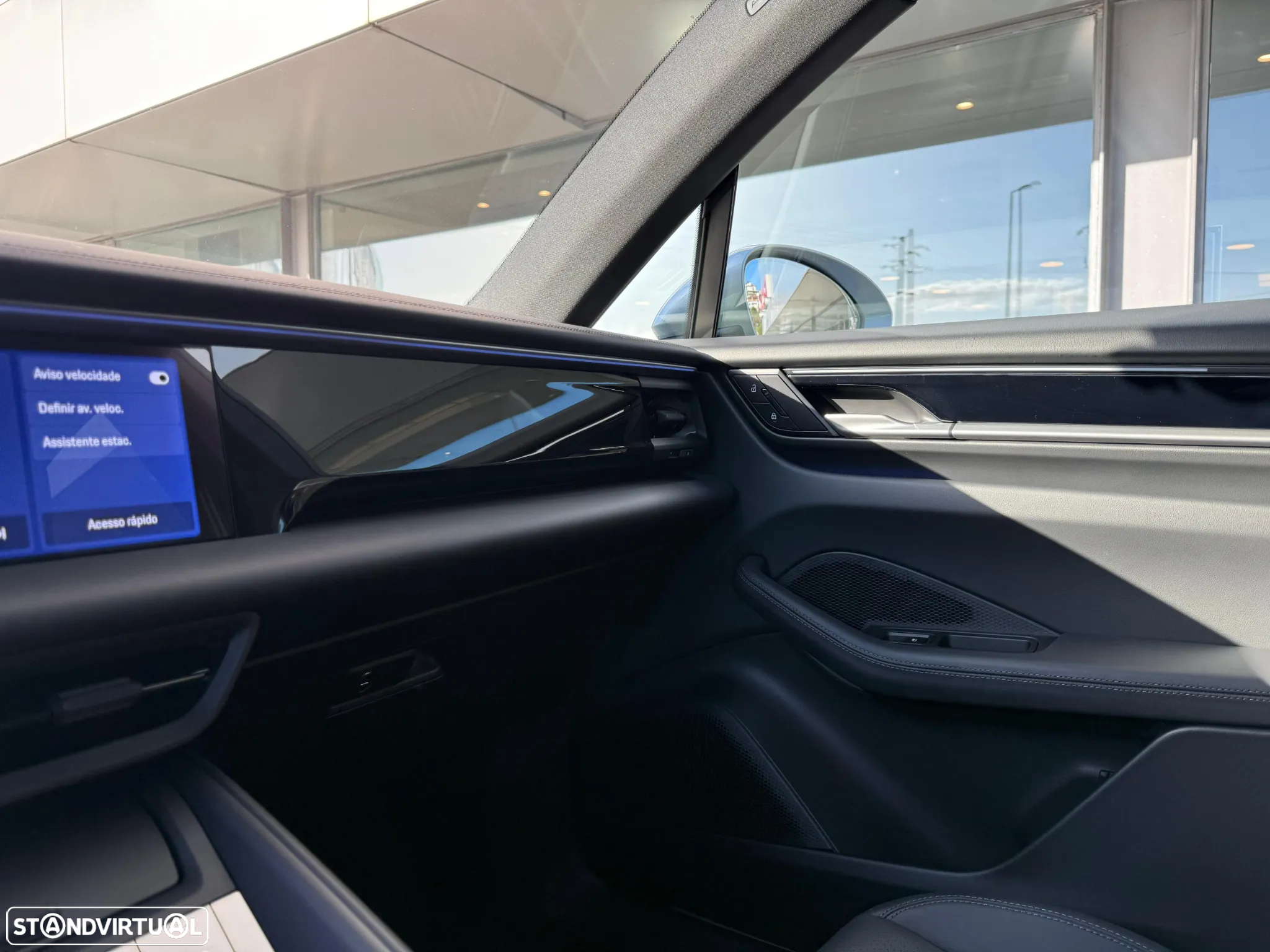 Porsche Macan Electric 4 - 7