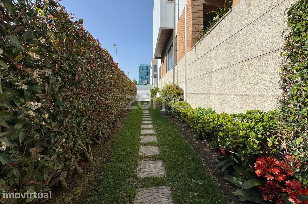 Moradia Premium de Gaveto com Jardim, 3 Frentes e Área Independente - Grande imagem: 4/19
