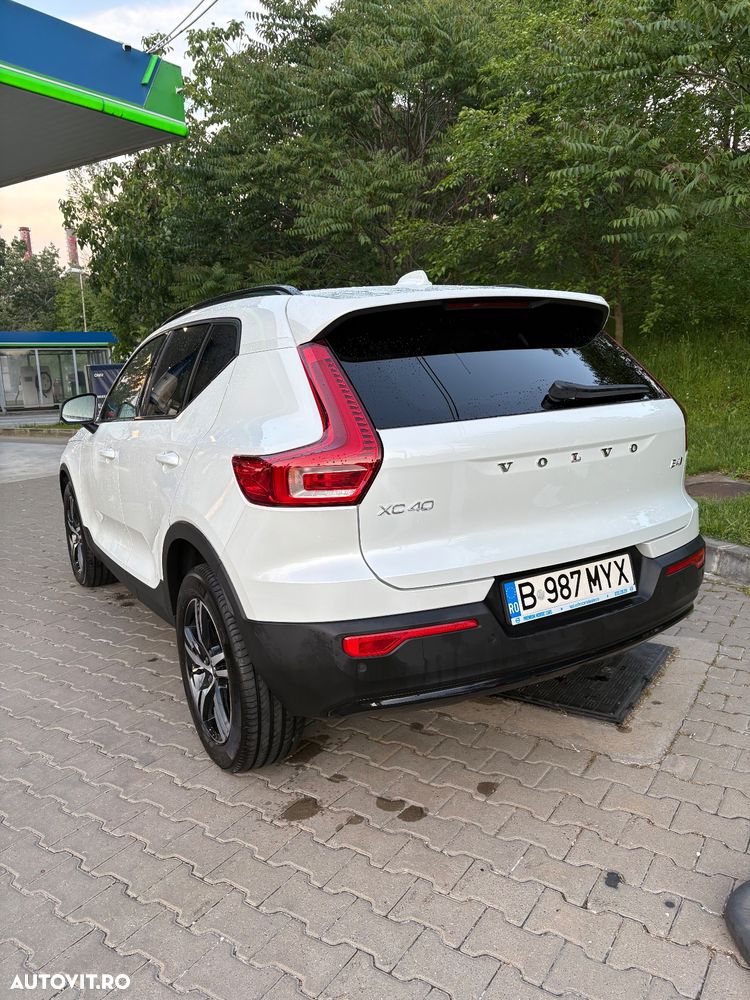 Volvo XC 40 B4 AT8 AWD Mild Hybrid R-Design - 3