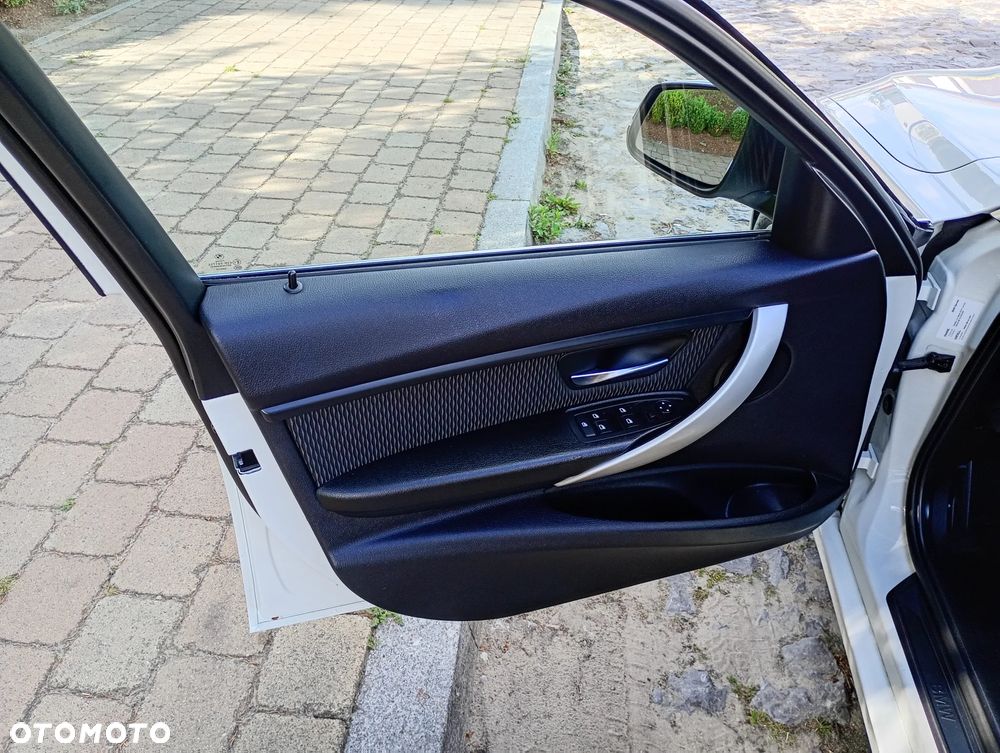 BMW Seria 3 318d DPF - 22