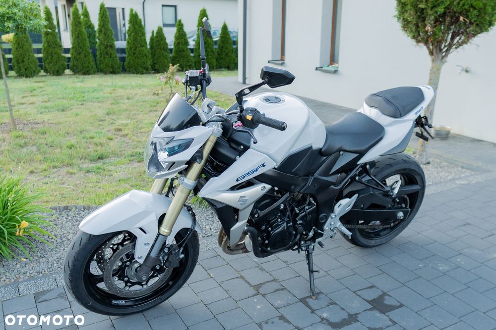 Suzuki GSR - 6