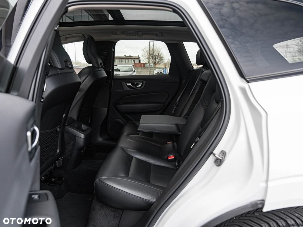 Volvo XC 60 B4 B Plus Dark - 28