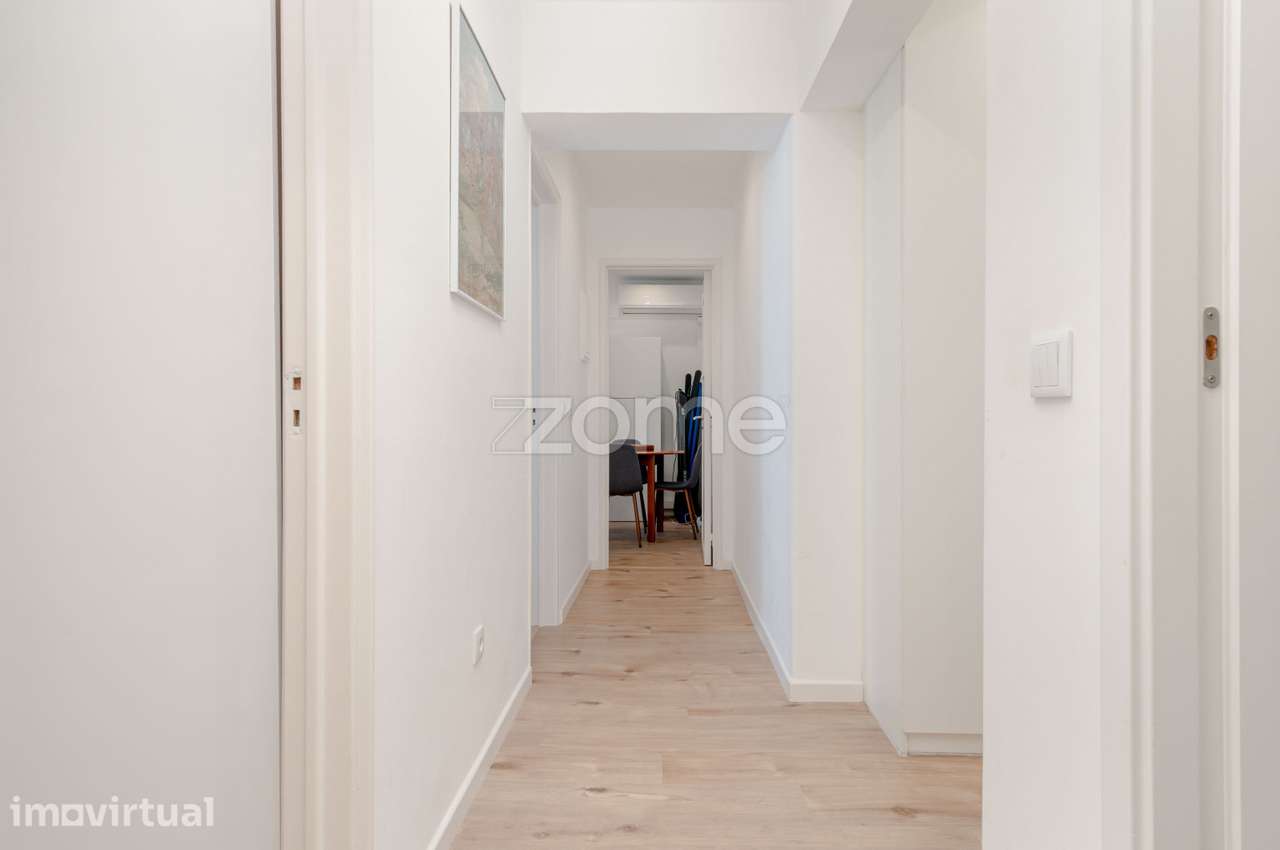 Apartamento T2 Totalmente Remodelado Junto Hospital da Cruz Vermelha - Grande imagem: 3/25