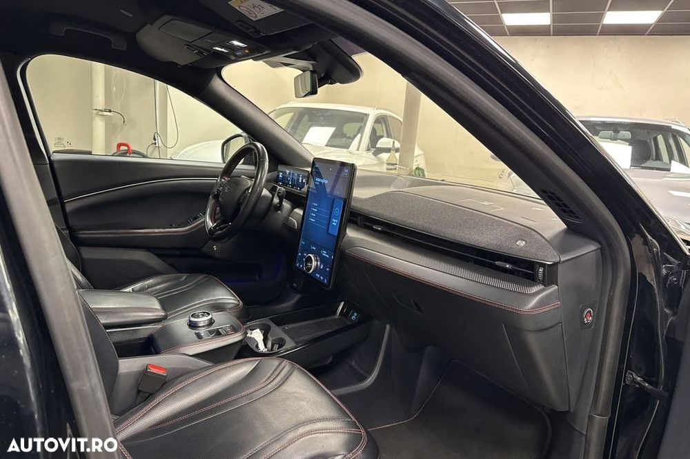 Ford Mustang Mach-E AWD PREMIUM - 11