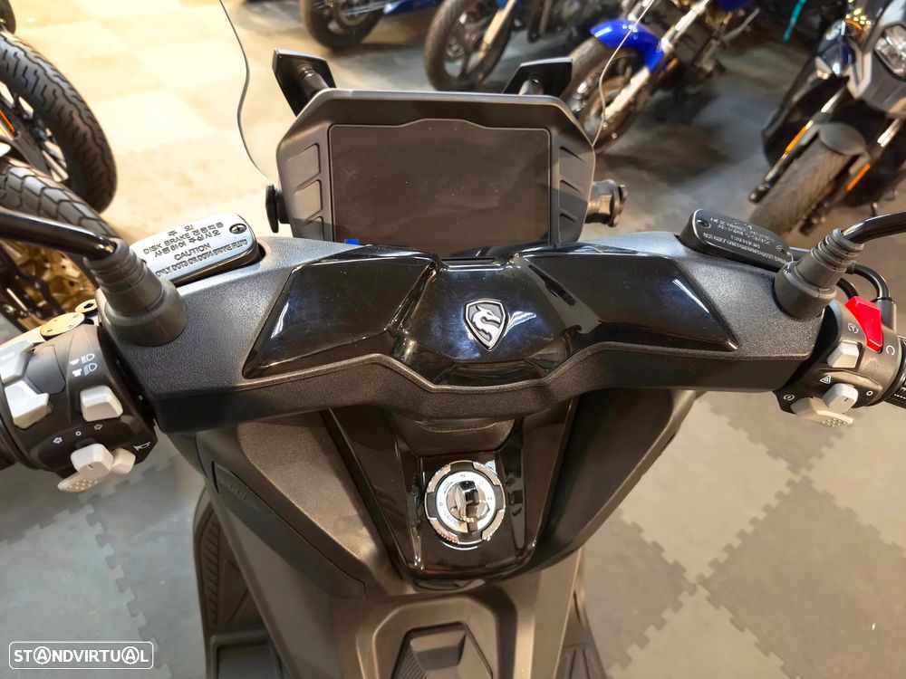 Cyclone RT2 300 Maxi Scooter Nova - 9