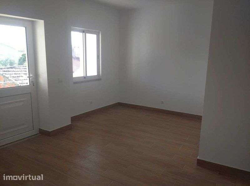 Moradia V2 (V3) totalmente remodelada - Grande imagem: 2/12