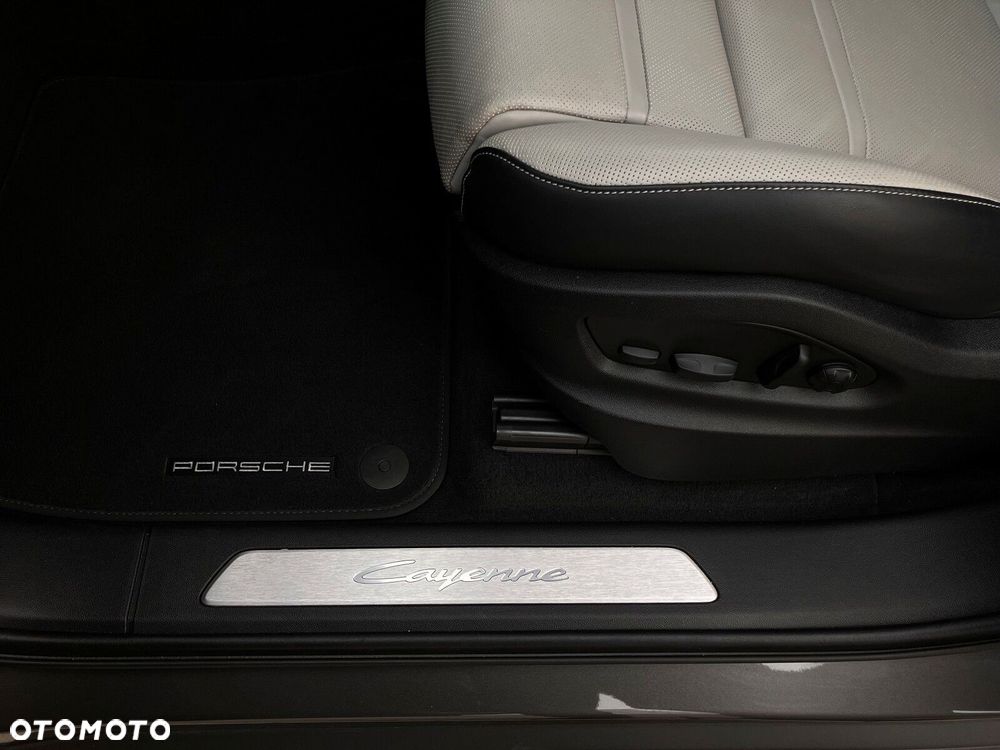 Porsche Cayenne - 26