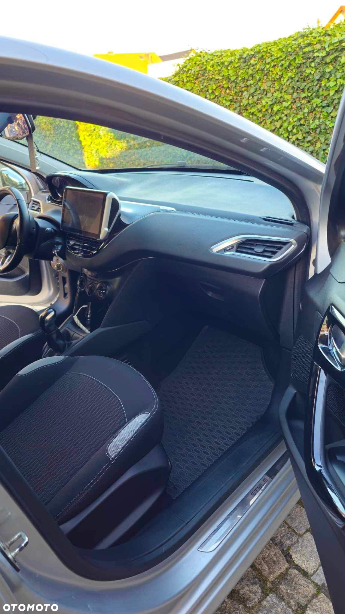 Peugeot 208 - 10