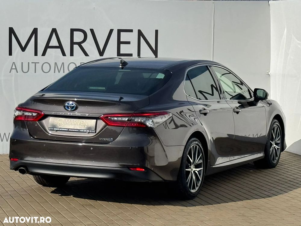 Toyota Camry Luxury - 6