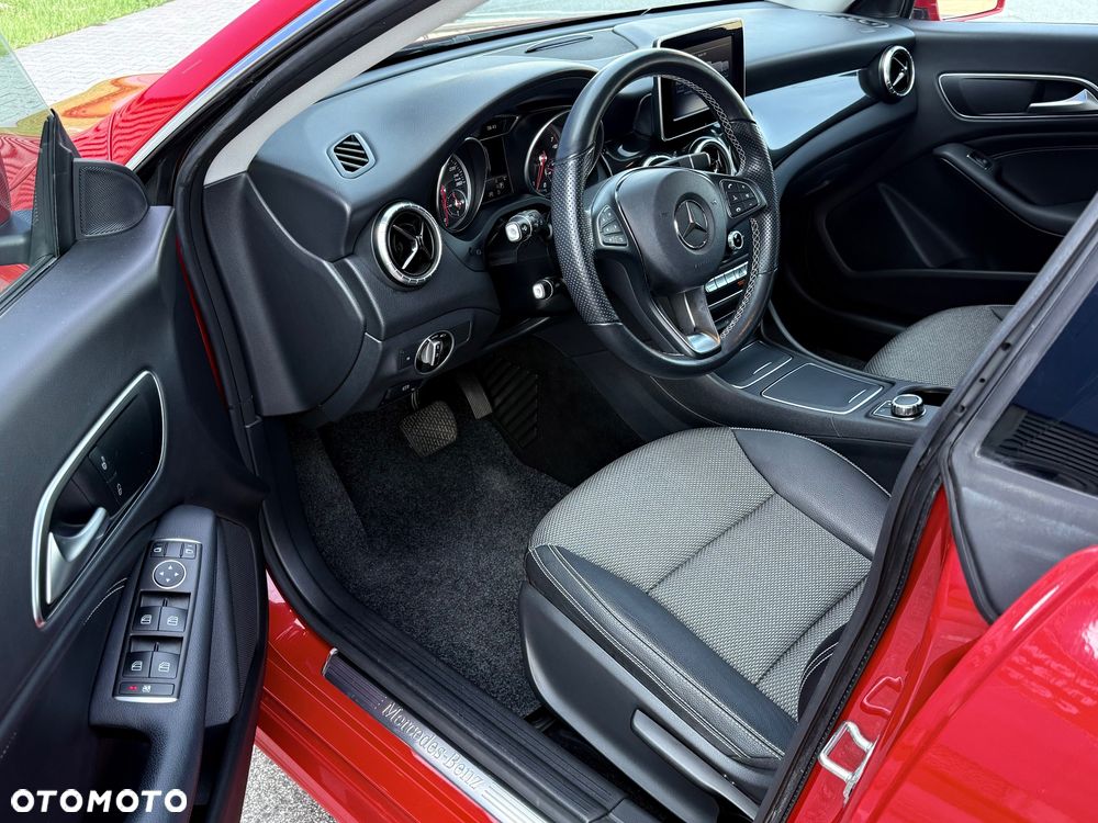 Mercedes-Benz CLA 180 7G-DCT - 20