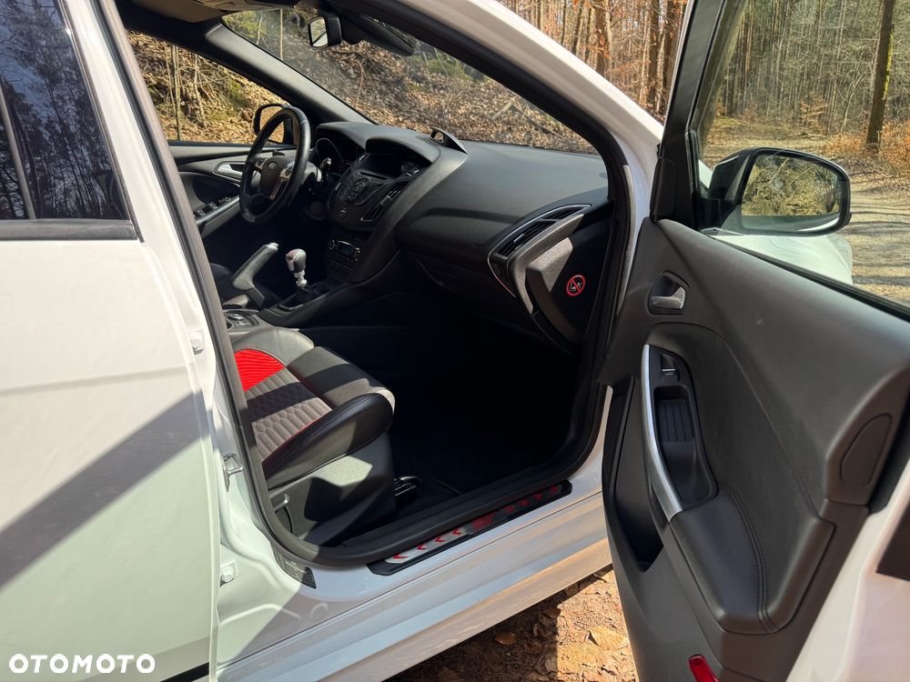 Ford Focus 2.0 EcoBoost ST mit Leder-Sport-Paket - 17