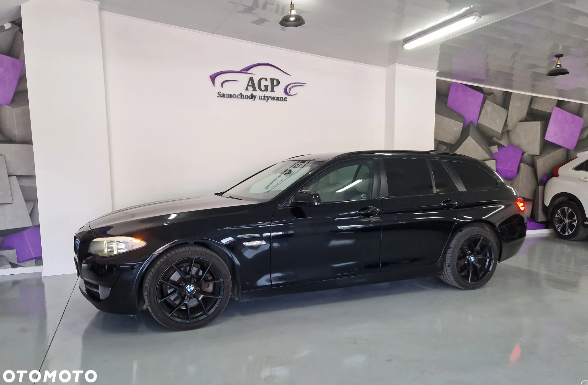 BMW Seria 5 523i Touring - 13