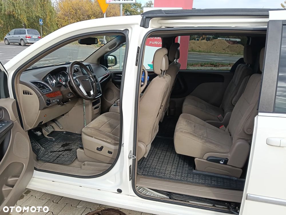 Chrysler Town & Country - 11