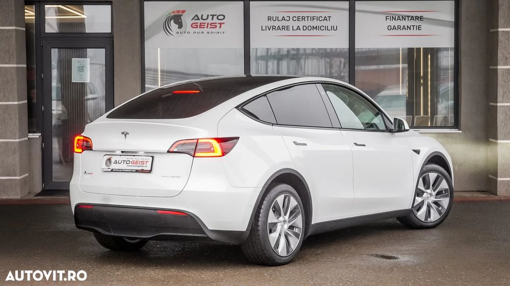 Tesla Model Y - 6