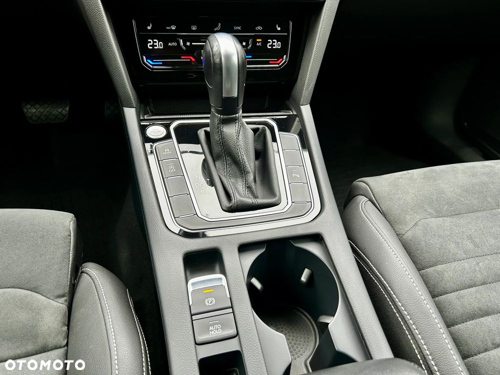 Volkswagen Passat Variant 2.0 TDI SCR DSG 4Motion Elegance - 16
