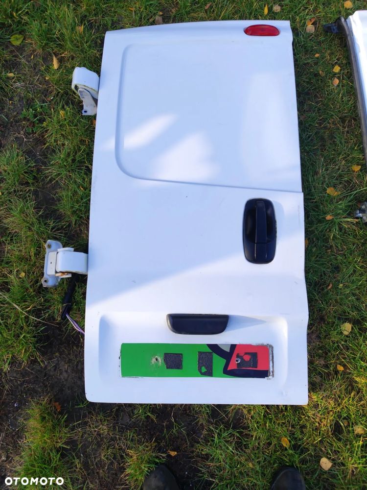 drzwi tył kompletne lewe / prawe Białe w dobrym stanie bez rdzy do RENAULT Trafic II 01-14r Vivaro primastar 01-14r