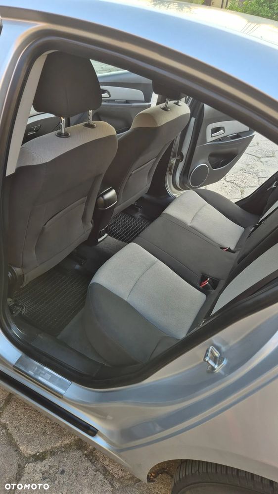 Chevrolet Cruze 1.6 LS+ - 9