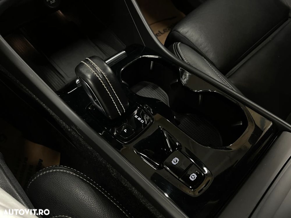 Volvo XC 40 B4 AT8 AWD Mild Hybrid R-Design - 28