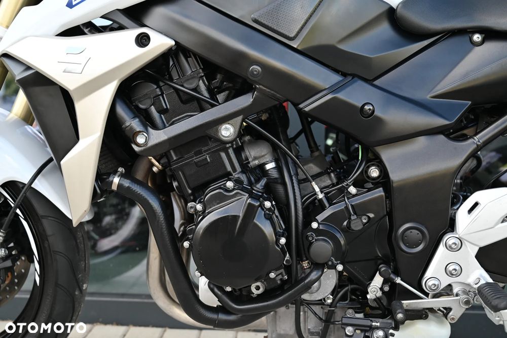 Suzuki GSR - 11